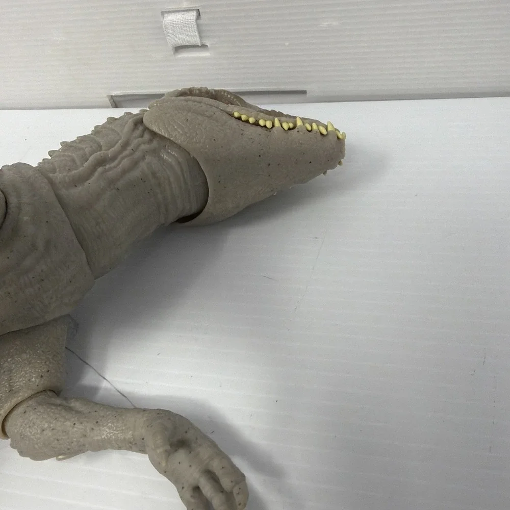 Mattel Jurassic World Camouflage 'N Battle Indominus Rex w Lights Dino Trackers